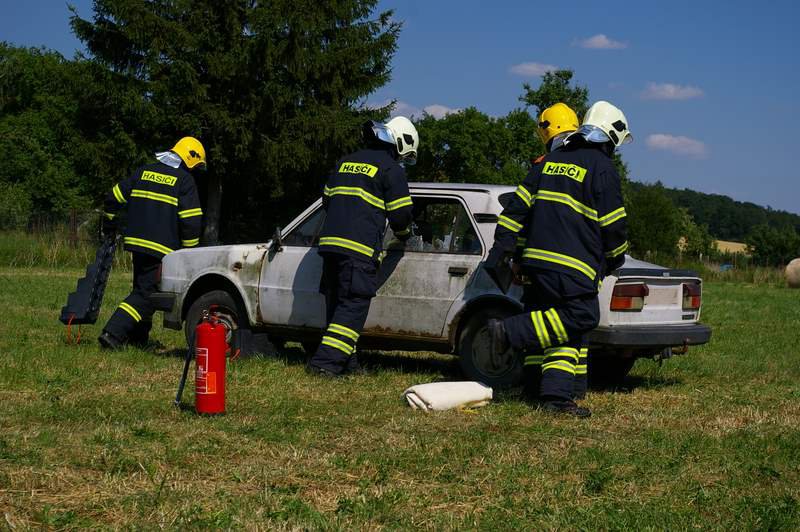 Následuje demonstrace záchrany zraněného z havarovaného vozidla jednotkou profesionálních hasičů