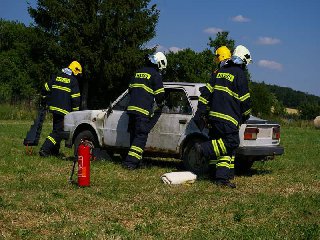 Následuje demonstrace záchrany zraněného z havarovaného vozidla jednotkou profesionálních hasičů