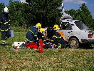 Vyproštění zraněného a jeho následný přenos k záchranářům