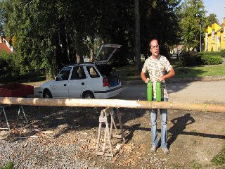 Sklepník doplňoval pohonné hmoty. Nízkooktanový burčák musel nejprve dojít na sluníčku.