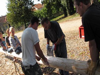 Očištění máje v podání tradičního 1/3 výkonu, tj. dva z šesti dělají a čtyři se dívají :) 