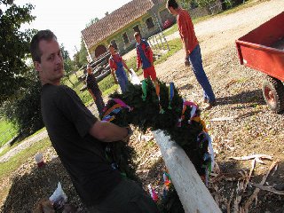 Nechtěl se věnce za žádnou cenu pustit. Museli jsme mu nakonec slíbit, že si ho po hodech může nechat.