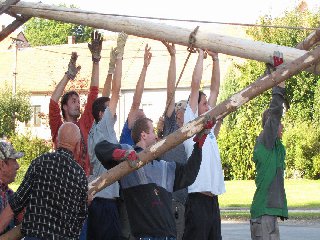 Kvůli hygieně někteří aplikovali tzv. bezdotykové zvedání máje :)