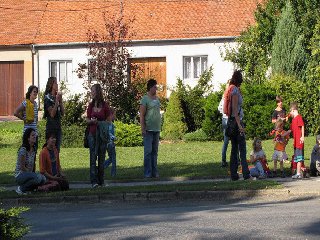 Obecenstvo při stavění máje.