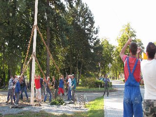 Zde už mája téměř stojí.