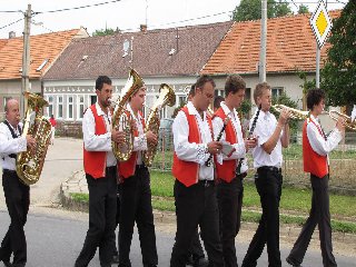 Při zvaní po obci i na odpolední zábavě hrála kapela Skaláci