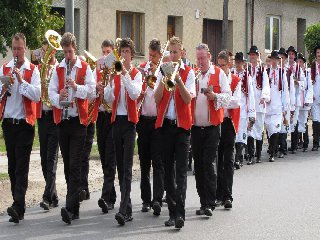 Skalákům se v Senoradech tak líbilo, že přišli v civilu na večerní hodovou zábavu, kde už ale hrála skupina Fantastic Band.