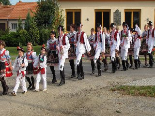 Pochod přes obec. 