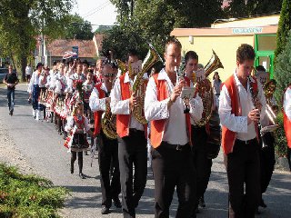 Průvod od obecního úřadu k pomníku.