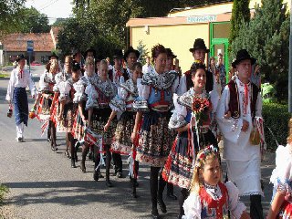 Průvod od obecního úřadu k pomníku.