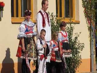 Položení kytice u pamětní desky Františka Lemberka.