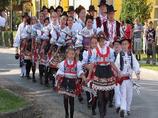 Při kladení kytic zazněla státní hymna. Skaláci loni slíbili, že se naučí píseň "Moravo, Moravo", která se tu tradičně hrávala. No tak snad to zvládnou na příšte :)