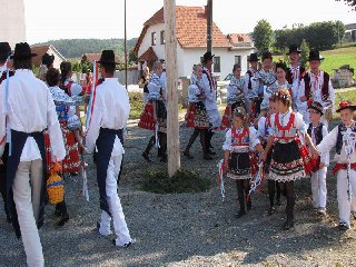 .. a pochod kolem máji..