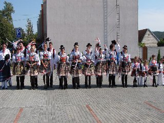 Společné foto na place pod májou.