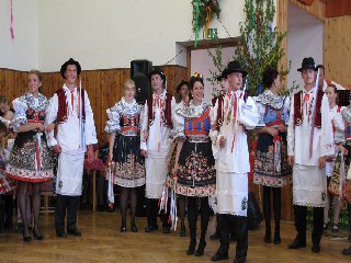 Hodovní program v kulturním domě, připíjení prvního stárka.