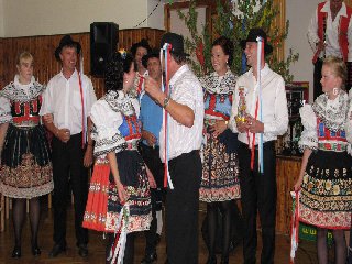 Připíjení prvního ženáče.