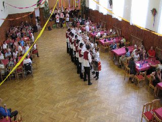 .. nový taneční prvek "housenkové proplétačky"