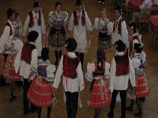 Nedaleko od Třenčína, kde nám při zpěvu naštěstí pomohla kapela :)