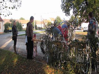 Odříznutí špice a sundání šátku: