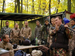 Hele, když vám dojde střelivo, nasadíš bodák a jedeš dál, jasný?!