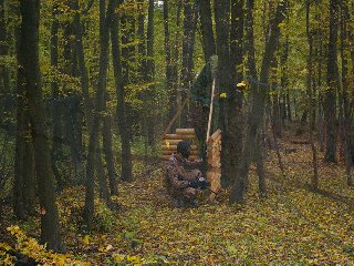 Pohled mimo bojiště na toalety.