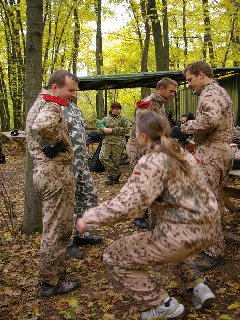 A takhle doma jezdíme na motorce, prostě děláš hen heeeeen a běháš po bytě.. :-)