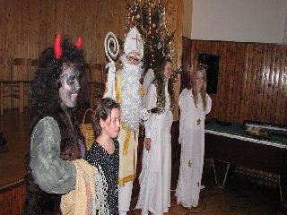 Konečně se děti dočkaly i Mikuláše. Čerti si ale mezitím stihli chytnout první oběť do pytle: