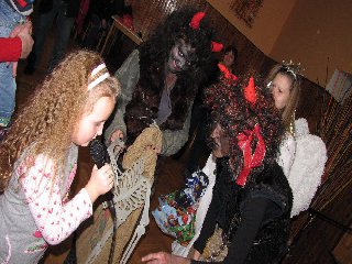 Nebyla však zadarmo, čerti ohlídali, aby byla řádně přednesena básnička: