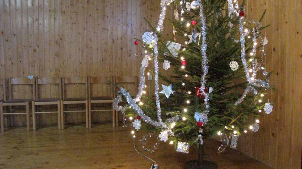 Obecní vánoční stromeček zdobený obecním zastupitelstvem, šikulové! :)
