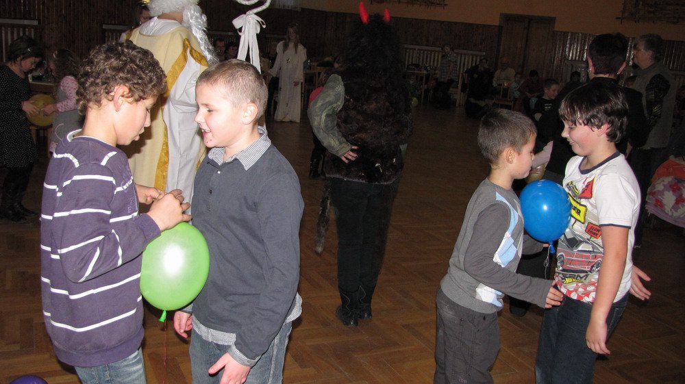 Balónky posloužily i při další taneční soutěži: