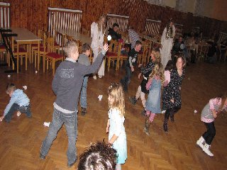 Poškozené lyže se nakonec proměnily ve sněhové koule na pořádnou koulovačku: