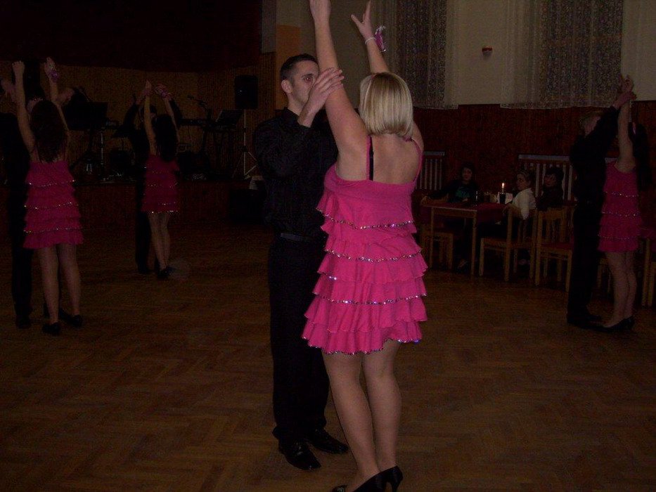 Ples byl zahájen předtančením v provedení taneční skupiny Březník.