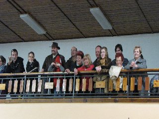 Balkon byl již ve 20 hodin plný a netrpělivě očekával masky..