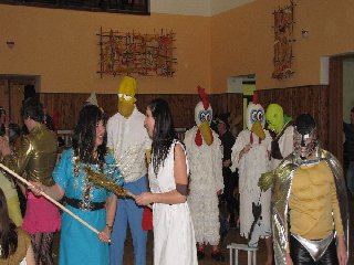 Masky na tanečním parketu při tanci a předvádění scének: