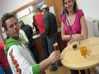 O plynulý úklid stolů a sběr sklenic se svědomitě staral nový člen našeho sboru dobrovolných hasičů: