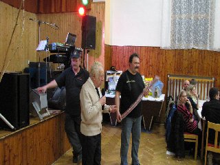 A po půlnoci následovalo jako obvykle vylosování cen v tombole: