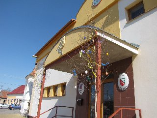 Také radnice ožila Velikonocemi.