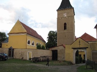 Pohled na kostel a věž z farního dvora: