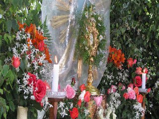 První oltář u farní zahrady: