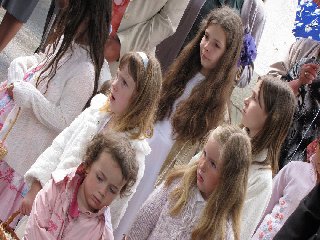 Družičky jdou v čele průvodu a sypou okvětní lísky: