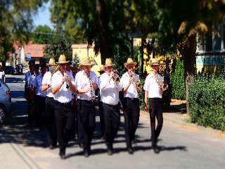Po dvanácté hodině prošel průvod dobrovolných hasičů Senorady.