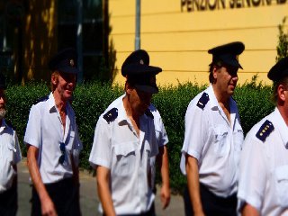 Průvod hasičů k pomníku: