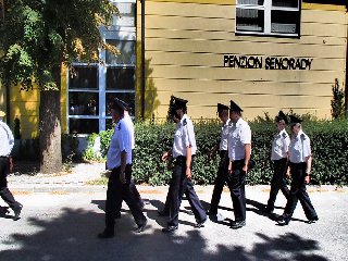 Průvod od pomníku: