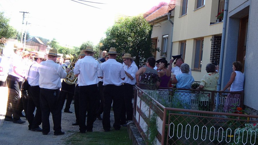 Po obědě obešli hasiči společně s kapelou celou obec a zvali na odpolední pouťovou zábavu v kulturním domě.