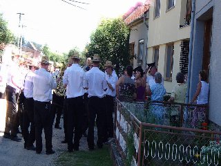 Po obědě obešli hasiči společně s kapelou celou obec a zvali na odpolední pouťovou zábavu v kulturním domě.