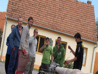 V Senoradech se mája zvedá ručně.. takže si stárci prvně museli dát sváču, aby měli sílu ;-)