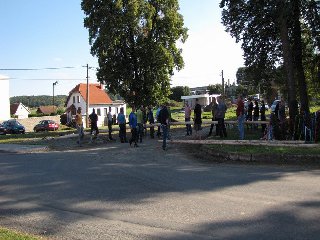 Přesunutí máje do zvedací polohy: