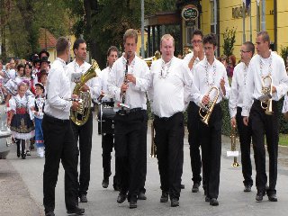 Skaláci doprovodili také průvod stárků k pomníkům a zahráli na odpolední hodové zábavě.
