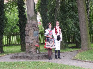 Položení kytice k pomníku obětem první světové války.