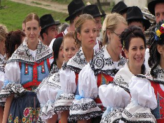 Od máje se stárci vrátili do kulturního domu, kde začla odpolední hodová zábava: